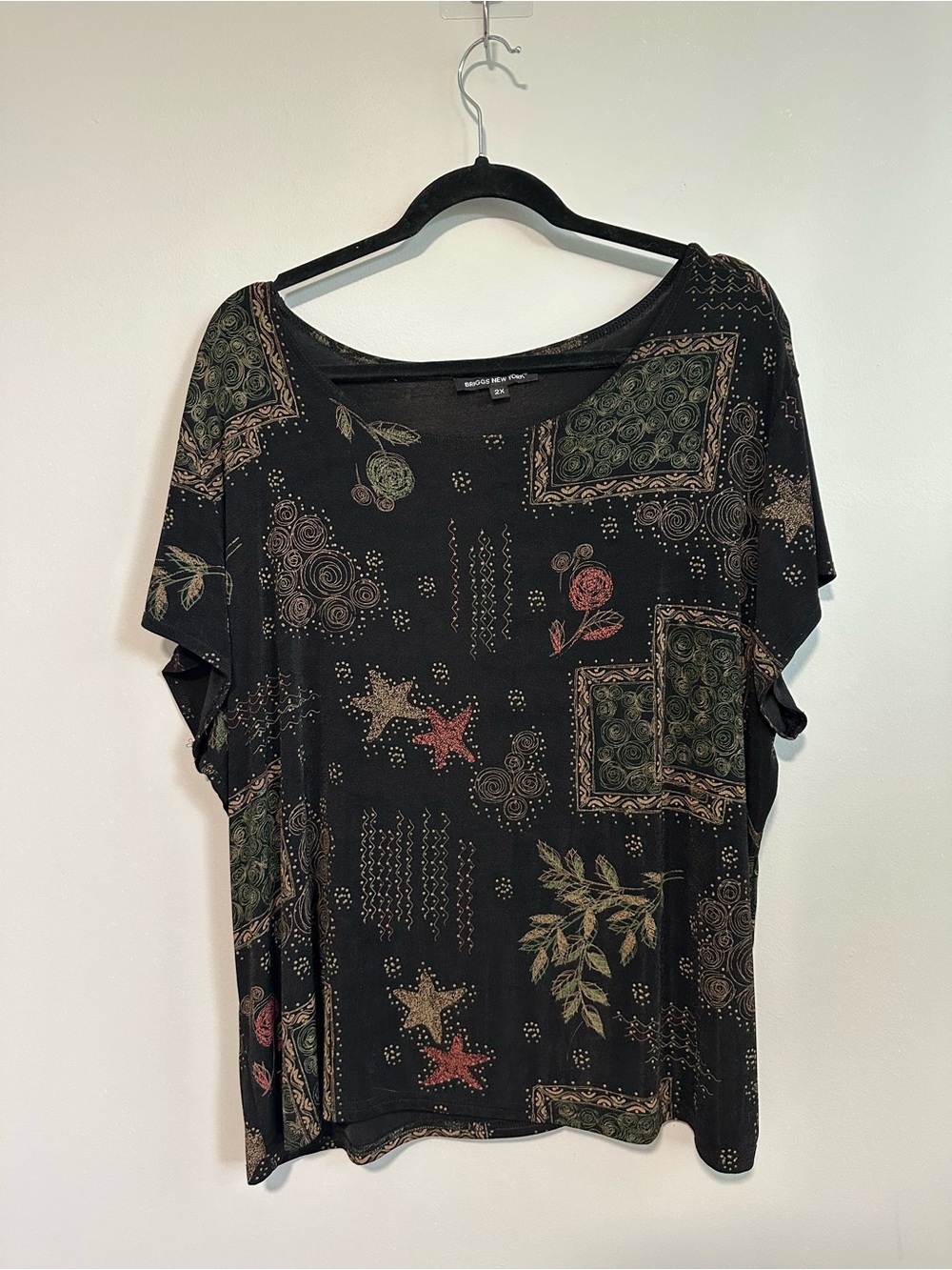 Briggs New York Black Short Sleeve Top with Floral & Star Motif
